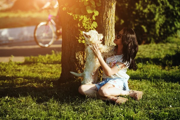 Kız köpekle oynuyor. — Stok fotoğraf