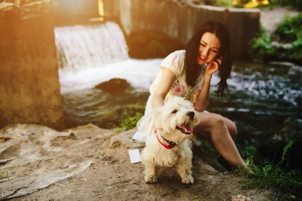 Flicka leker med en hund — Stockfoto