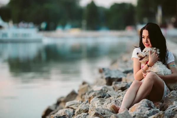 Girl with a dog on the promenade — Stock Photo, Image