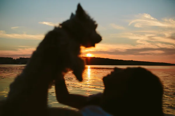 Chica y perro en el lago — Foto de Stock