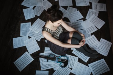 poz ve bir keman tutan kız