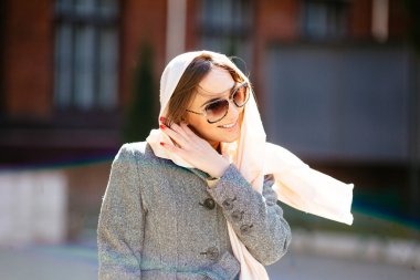 Kız sokakta bir ceket