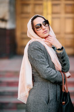 arka bina poz paltolu kız