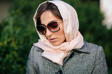 Parktaki bankta oturan kız.