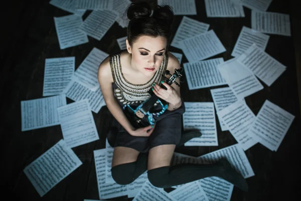 Girl posing and holding a violin — Stock Photo, Image