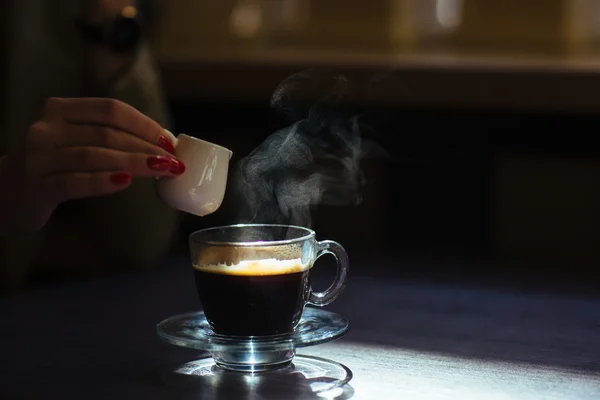 Koffie met crème op tafel — Stockfoto