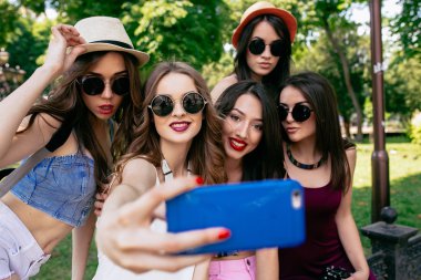   Beş güzel genç kızlar