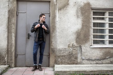 Selvedge kotla poz veren kendinden emin bir adam.