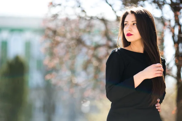 Mulher jovem glamourosa em jaqueta de couro preto e óculos de sol — Fotografia de Stock