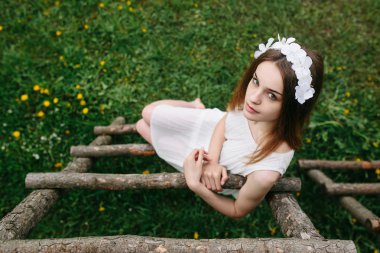 Ağaç ev Merdiven tırmanma kız