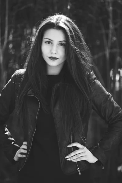 Mulher jovem glamourosa em jaqueta de couro preto — Fotografia de Stock