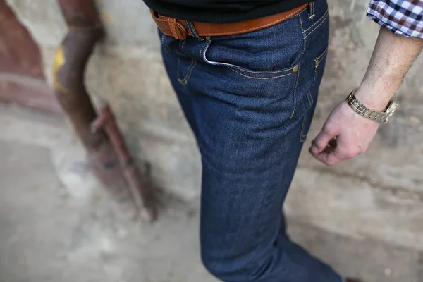 Homem vestido de jeans, um close-up — Fotografia de Stock