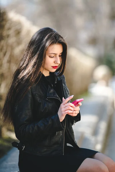 Glamouröse junge Frau in schwarzer Lederjacke — Stockfoto