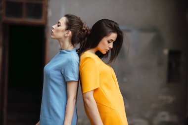 iki genç güzel kız