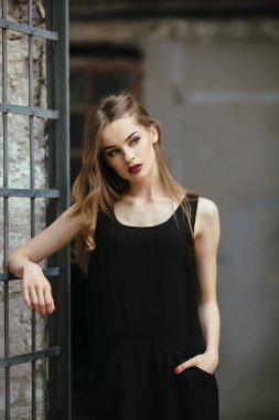 siyah elbiseli çekici moda kadın