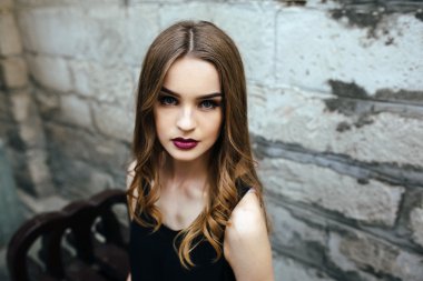 Turuncu elbiseli çekici moda kadın