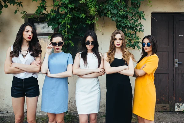 Beş güzel genç kız elbiseler — Stok fotoğraf