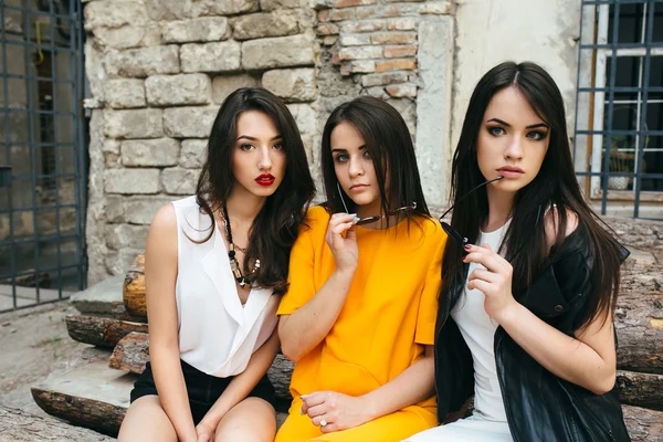 Três meninas bonitas jovens — Fotografia de Stock