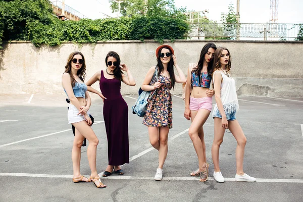 Cinco hermosas chicas jóvenes —  Fotos de Stock