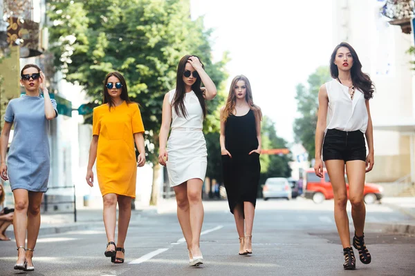 Beş güzel genç kızlar — Stok fotoğraf