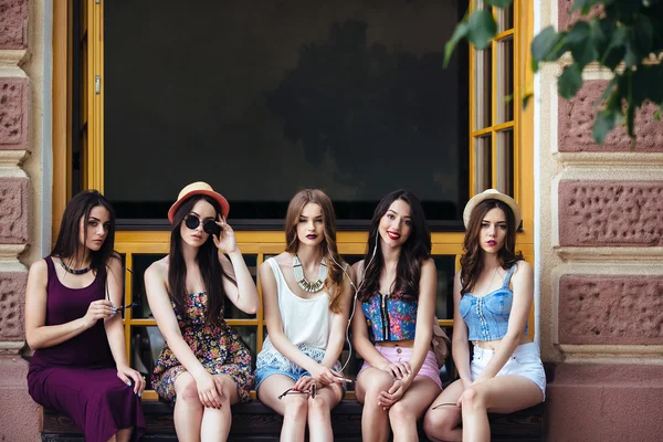 Pět krásných mladých dívek, které jsou relaxační — Stock fotografie