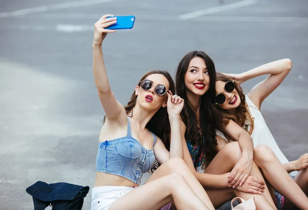 Three beautiful young girls — Stock Photo, Image
