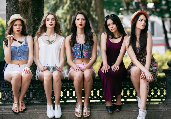 П'ять красивих молодих дівчат — стокове фото