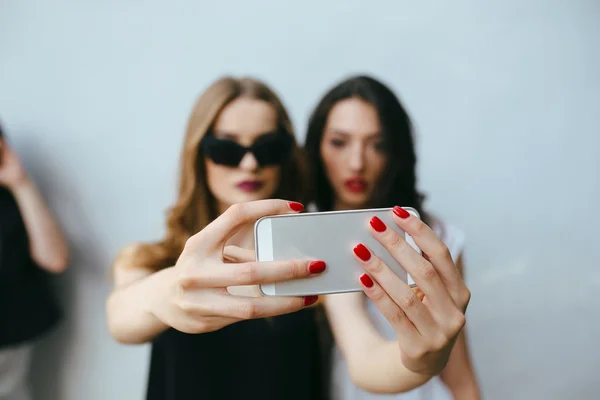 Två flickvänner med en selfie — Stockfoto