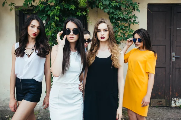 П'ять красивих молодих дівчат в сукнях — стокове фото