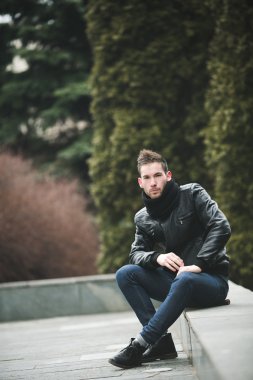 Selvedge kotla poz veren kendinden emin bir adam.