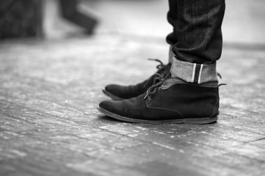 Selvedge kotla poz veren kendinden emin bir adam.