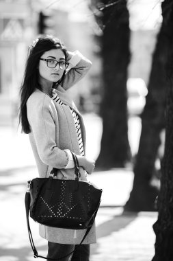 Güzel model Avrupa şehirde yürür.