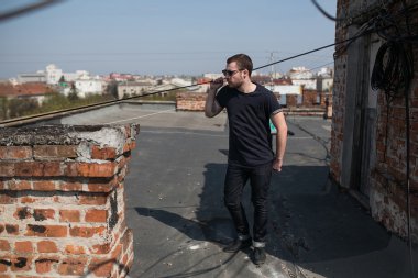 Selvedge kotla poz veren kendinden emin bir adam.