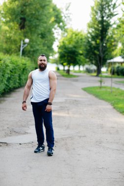 sakallı adam çalışır