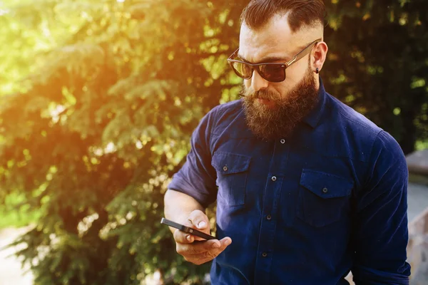 Brodaty mówi przez telefon — Zdjęcie stockowe