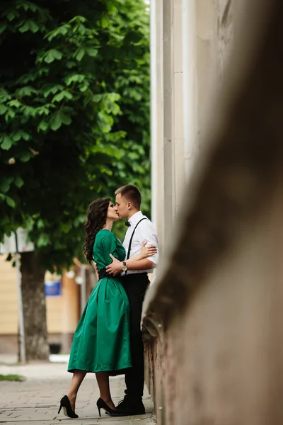 Europäisches schönes Paar posiert auf der Straße — Stockfoto