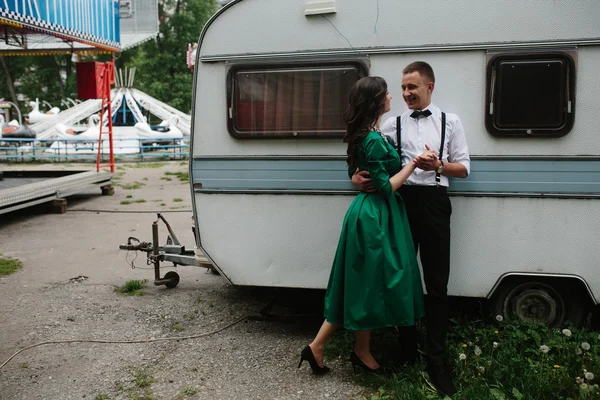 Erkek ve kadın bir karavanın arkasında saklanıyor. — Stok fotoğraf