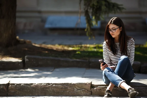 Modell in der Stadt mit Telefon — Stockfoto