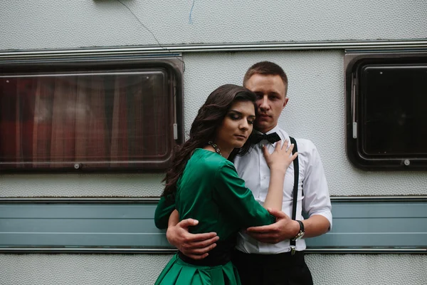 Férfi és nő van elrejtve a kilátás mögött egy lakókocsi — Stock Fotó