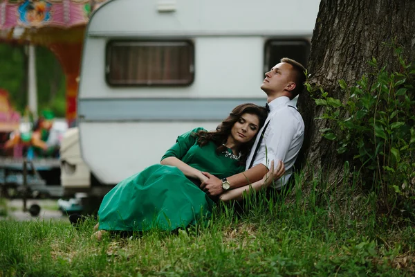 Man and woman under a tree — Stock Photo, Image