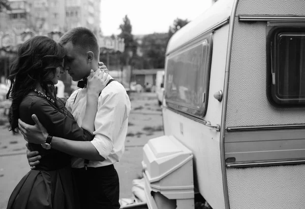 Man and woman is hidden from view behind a trailer — Stock Photo, Image