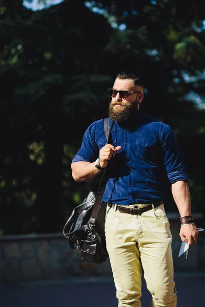 Bearded man walks through the city — Stock Photo, Image