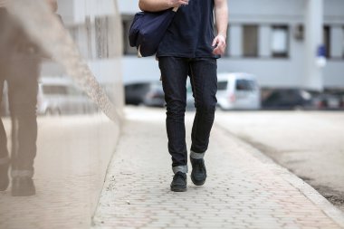 Selvedge kotla poz veren kendinden emin bir adam.