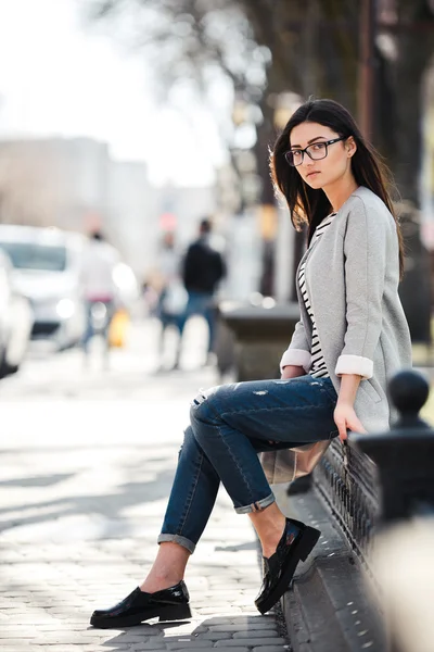 Bellissimo modello in cappotto e occhiali — Foto Stock