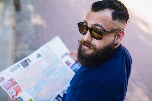 Bearded man with a map in hand — Stock Photo, Image