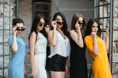 Şehrin beş genç güzel kız