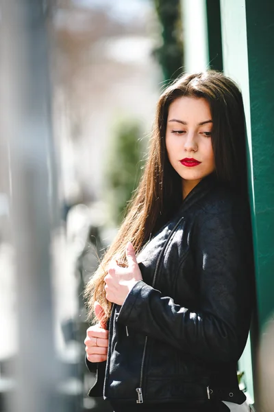 Mulher jovem glamourosa em jaqueta de couro preto — Fotografia de Stock