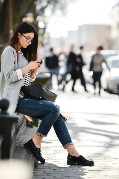 Modell mitten in der Stadt mit Telefon — Stockfoto