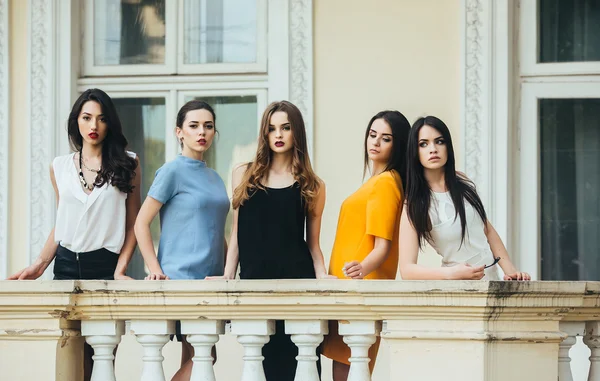 Fünf schöne junge Mädchen in Kleidern — Stockfoto