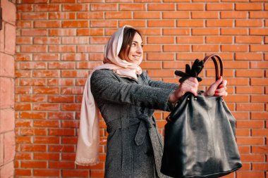 Kız sokakta bir ceket